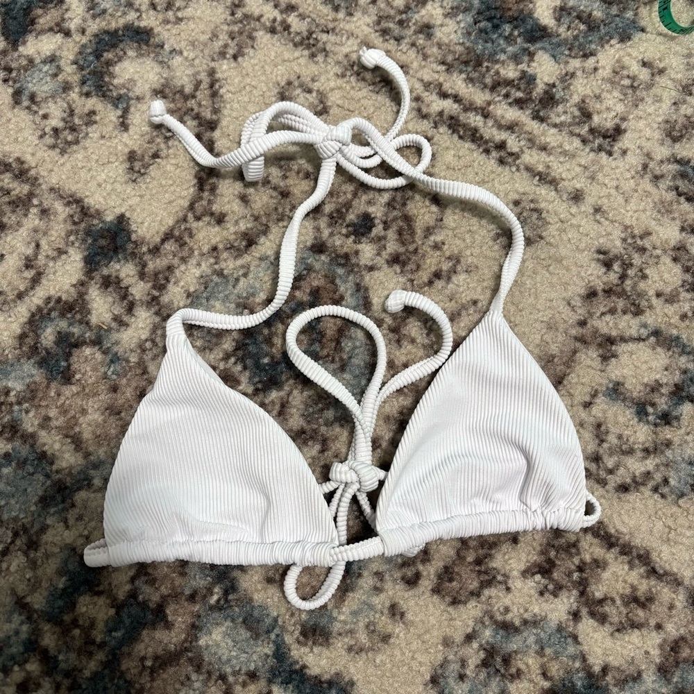 NEW Beach Riot Core Collection
Winona Ribbed White Triangle Bikini Top Size XS - Picture 5 of 7